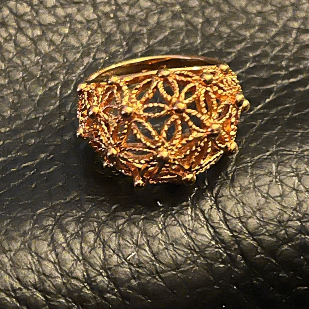 Gold Vintage 1970s AVON ring flower dome